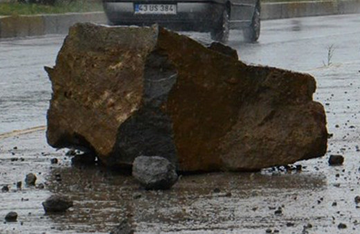  Artvin'de otomobilin üzerine kaya düştü: 3 ölü, 1 yaralı