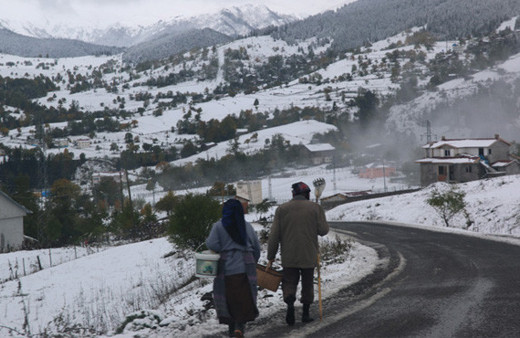 Artvin'de iki mevsim bir arada yaşanıyor işte kartpostallık görüntüler!