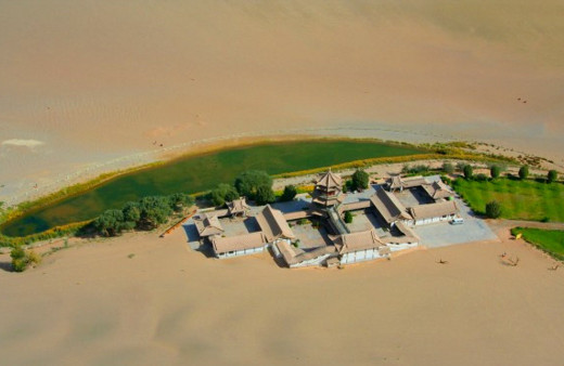 Çölün ortasında 2000 yıllık göl! Hayrete düşüren vaha..