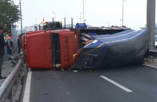 E-5'te kamyonet devrildi! Trafik kilitlendi