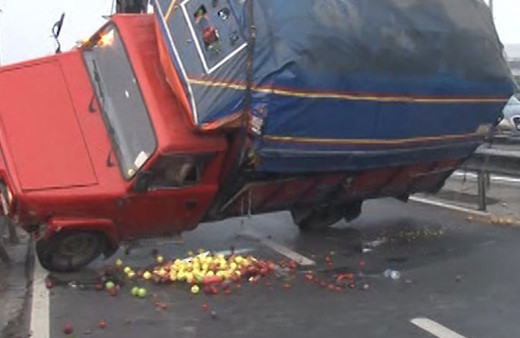 E-5'te kamyonet devrildi! Trafik kilitlendi