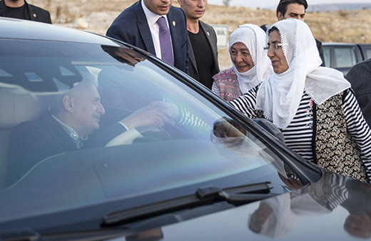 Binali Yıldırım Elazığ'da direksiyona geçti