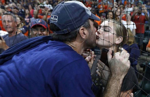 Kendinden geçti sahaya indi! Ünlü modelden galibiyet öpücüğü