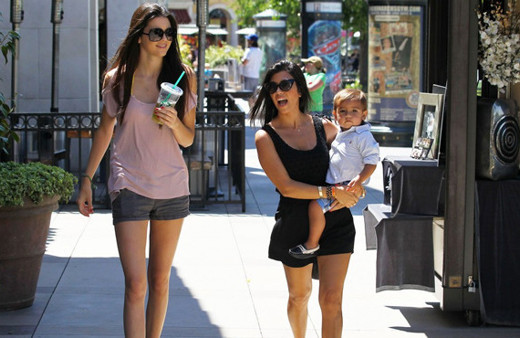 Kourtney Kardashian ve Kendall Jenner çamur banyosunda çare buldu!