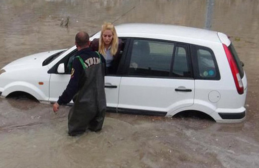 15 dakikalık yağmur yetti