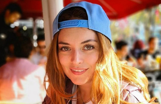 Ezgi Mola takipçisine fena ayar verdi!