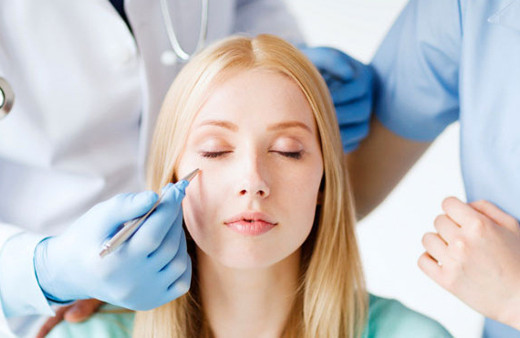 Kraliyet ailesi ve ünlülerin estetik sırları ifşa oldu!