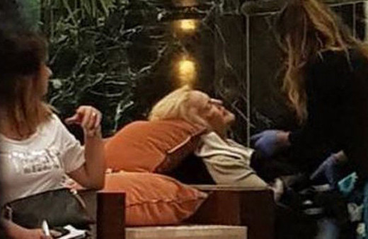 Ünlü isim otel lobisinde fenalaştı! Herkesi korkuttu