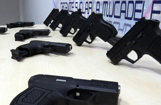  İzmir'de silah kaçakçılığı operasyonu