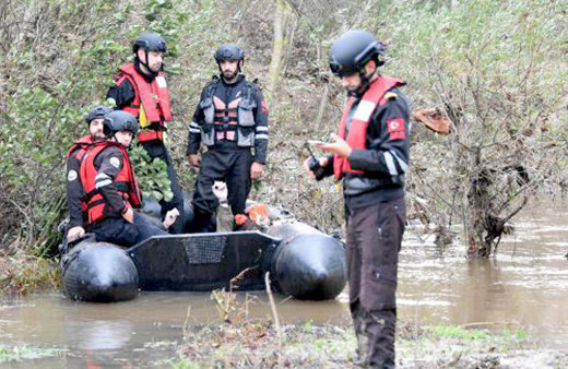 Askeri araç sele kapılmıştı! Kaybolan asker ağaca sarılı halde bulundu