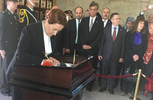 Meral Akşener önce Anıtkabir'e sonra Hacı Bayram'a gitti