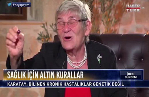 Canan Karatay canlı yayında sunucuya bunu da yaptı!