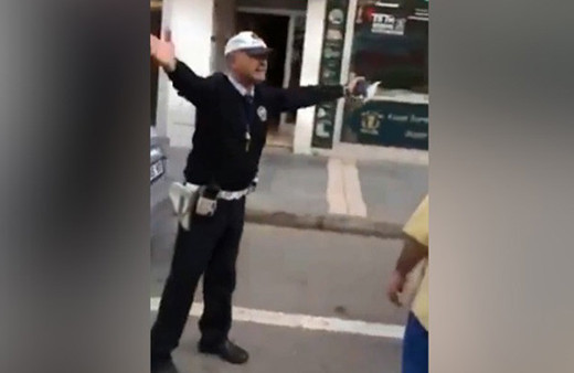 Ceza yazarken şarkı söyleyen trafik polisi!