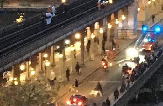 Trenin üzerine atladı, vücudu paramparça oldu!