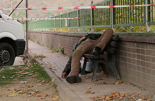 İki şişe kolonya içti olduğu yere yığıldı