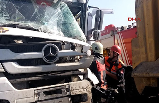 Okmeydanı'nda iki hafriyat kamyonu çarpıştı