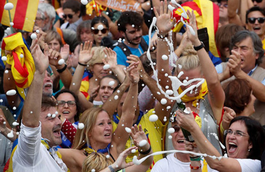 Katalonya bağımsızlığın ilanını kutluyor! Sokaklarda coşku...