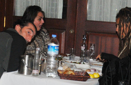 Kendini alkole verdi! Ünlü şarkıcı tanınmaz halde