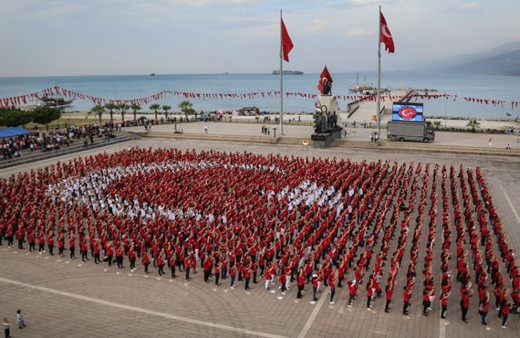  Hatay'da bin 923 kişiden Türk bayrağı koreografisi