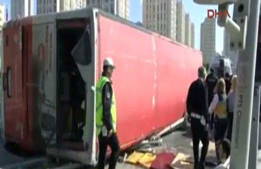 İstanbul Bahçeşehir'de halk otobüsü devrildi