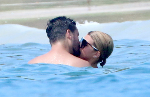 Seks bağımlısıyım demişti! Genç sevgilisini öpmeye doyamadı