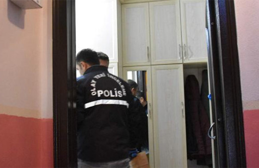 Babasının silahı ile oynarken kendisini vurdu!