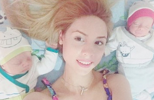 İzmirli anne aralarında 1 ay fark olan bebeklerini aynı anda doğurdu