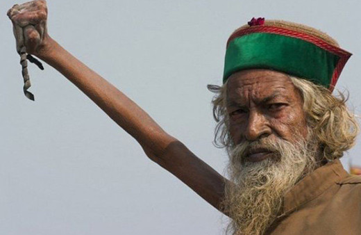 44 yıldır kolunu indirmiyor! Nedenine inanamayacaksınız