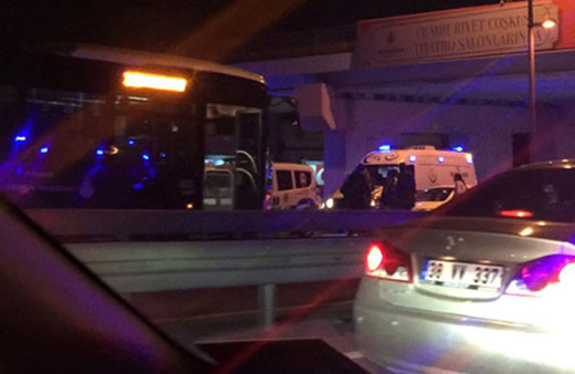 Cevizlibağ'da metrobüs yoluna araç girdi! Yaralılar var