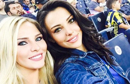 Servet değerindeki hediyeyi elinin tersiyle itti