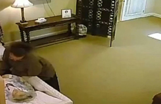 Tuvaleti geldiğini söyledi cenazeye doğru yöneldi tabutta yaptığı skandal