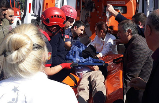 İnanılmaz olay! Minik öğrencinin başına sınıfta kanca saplandı!