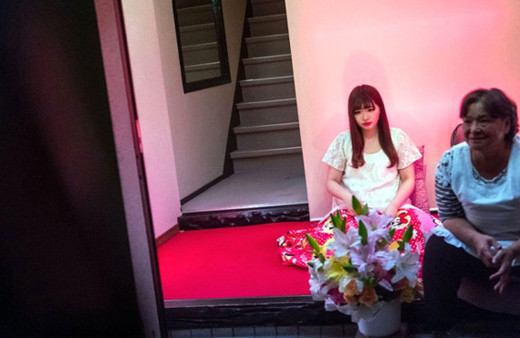 Vitrinde fuhuş için sergileniyorlar bundan da utanmıyorlar