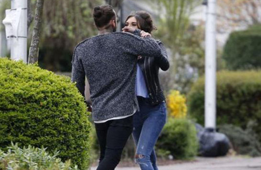 Ünlü oyuncular sokak ortasında gırtlak gırtlağa geldi burnunu ısırdı