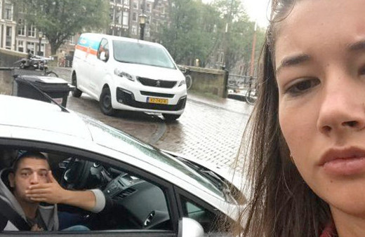 Genç kız tacizcileriyle selfie çekti! Islık çalıp öpücükle...