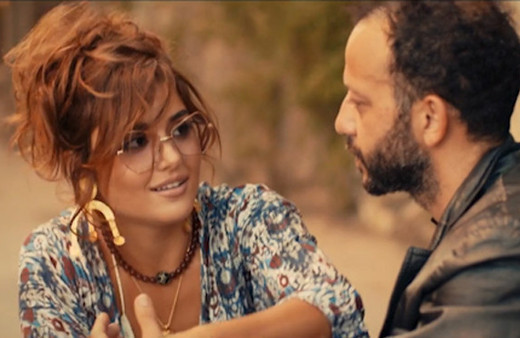 Hande Erçel ve Rıza Kocaoğlu'nun iki aşığı canlandırdığı klip izleme rekorları kırıyor