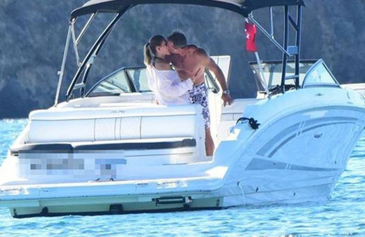 Skandal aşk sonrası bir darbe daha!