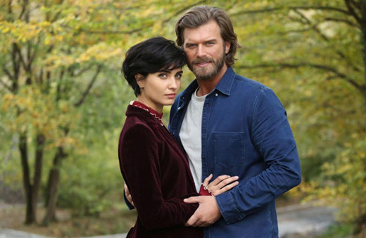 Kıvanç Tatlıtuğ ve Tuba Büyüküstün en yakışan çift seçildi listede kimler yok ki!