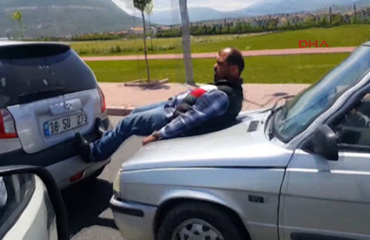  Çekme halatı yerine bacaklarını kullandı