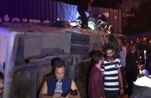 Kocaeli'nin Körfez İlçesinde TIR ve Servis Minibüsü Çarpıştı: 30 Yaralı