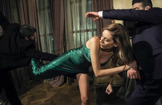 Sinem Kobal'dan Hollywood yıldızlarını aratmayan dövüş sahnesi!