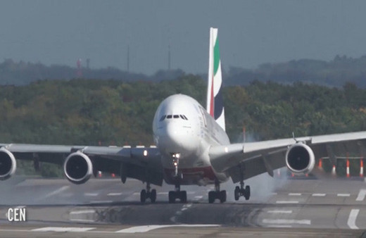 Dünyanın en büyük yolcu uçağının şiddetli rüzgarda muhteşem inişi