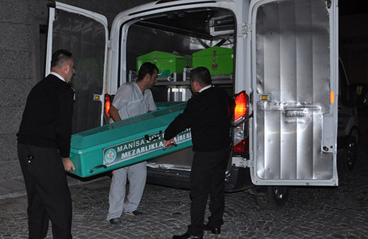 Eşini baltayla öldürdü!