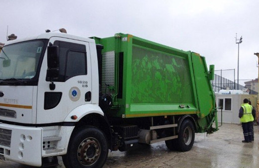 Çöp kamyonundan göçmen çıktı!