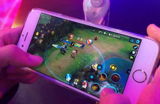 Telefondan oyun oynayan kadın kör oluyordu