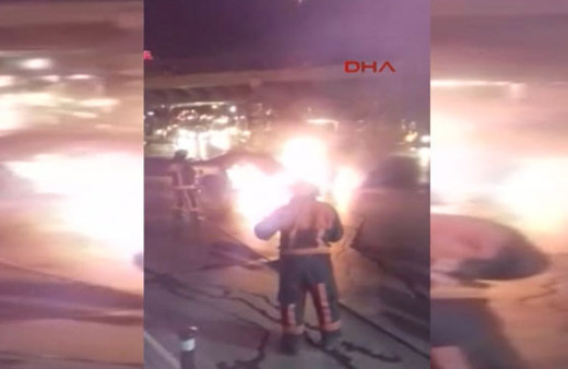 Fatih'te seyir halindeki araç alev alev yandı