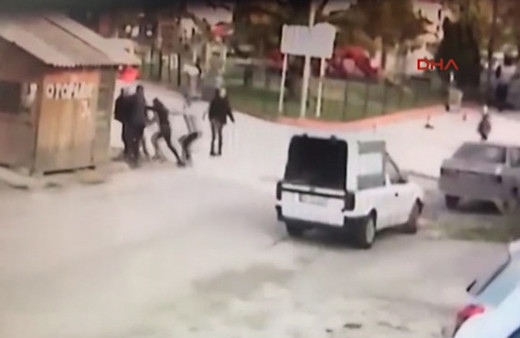  Sakarya'da gençlerin kavgasına babaları da karıştı yaralılar var