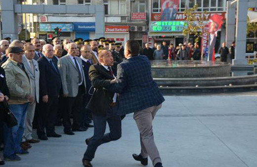 Gerginlik! Müdür kalabalığın arasından çıkıp bağırınca...