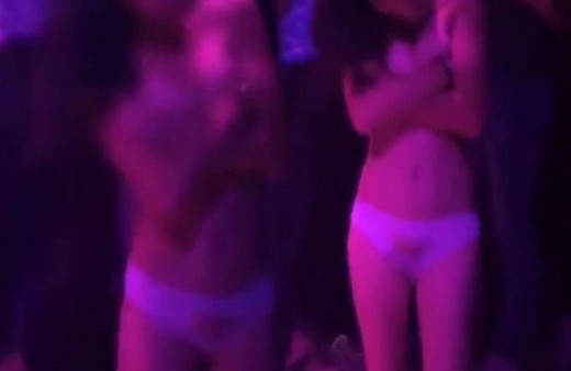 iPhone X karşılığında gece kulübünde soyunan öğretmen kovuldu