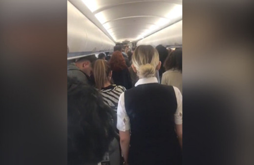 Gökyüzünde pilottan yolculara 09.05 sürprizi! Hep birlikte...